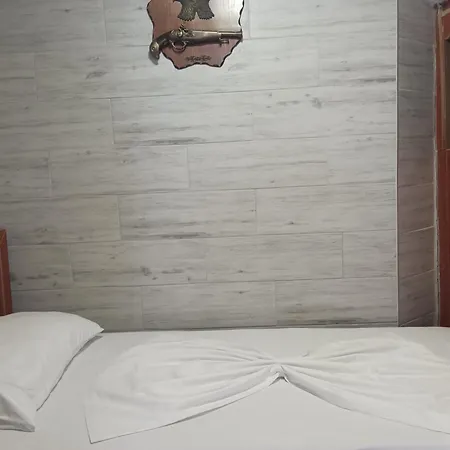 ベッド・アンド・ブレックファスト Bake ジロカストラ